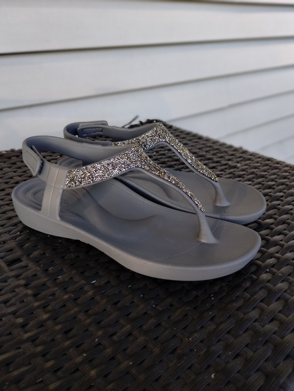 Aetrex Skyler Embellished Thong Sandals Women’s 9 Pewter Gray